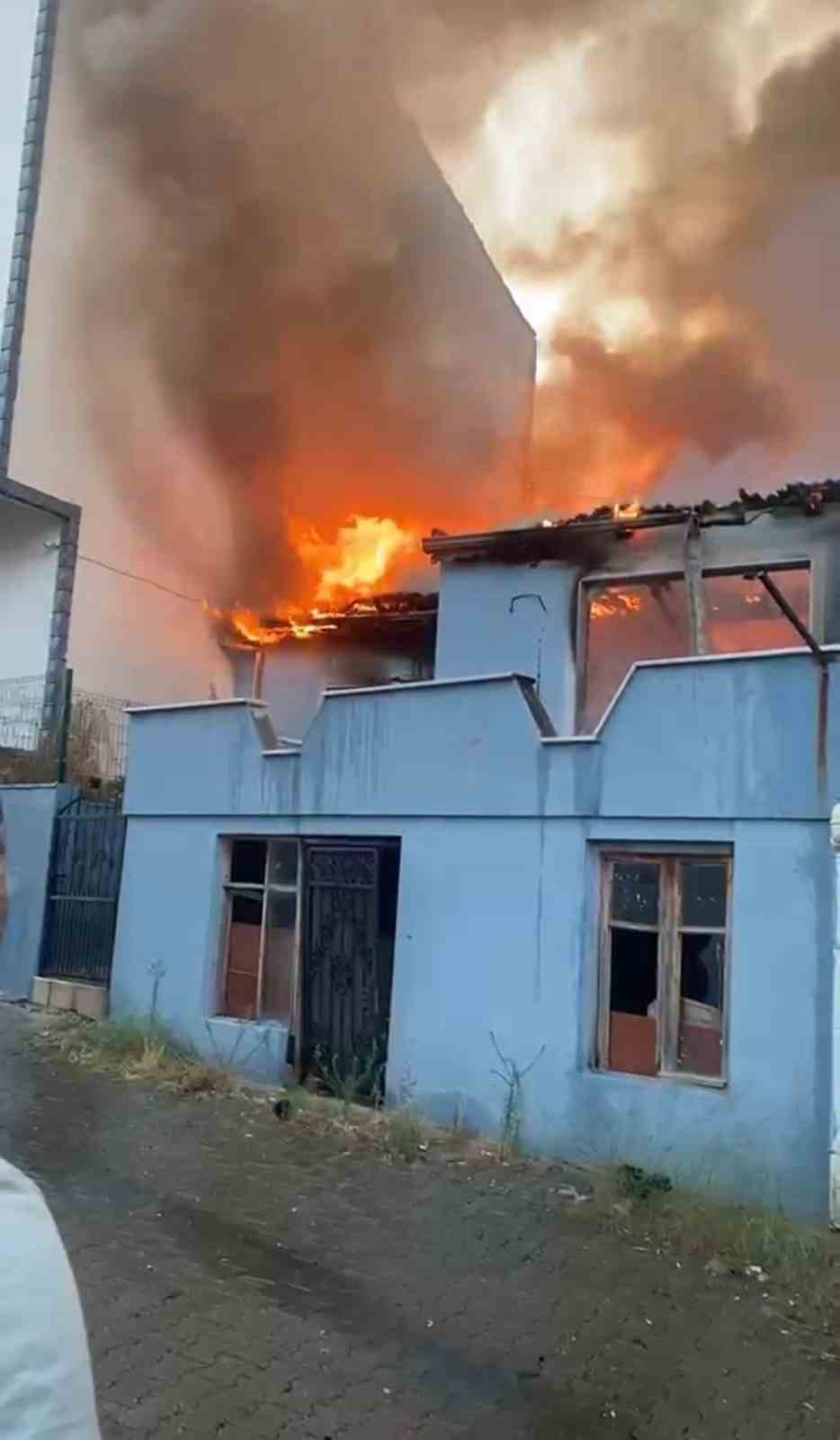 K&uuml;&ccedil;&uuml;kkuyu&rsquo;da ev yangını: 1 kişi yaralandı