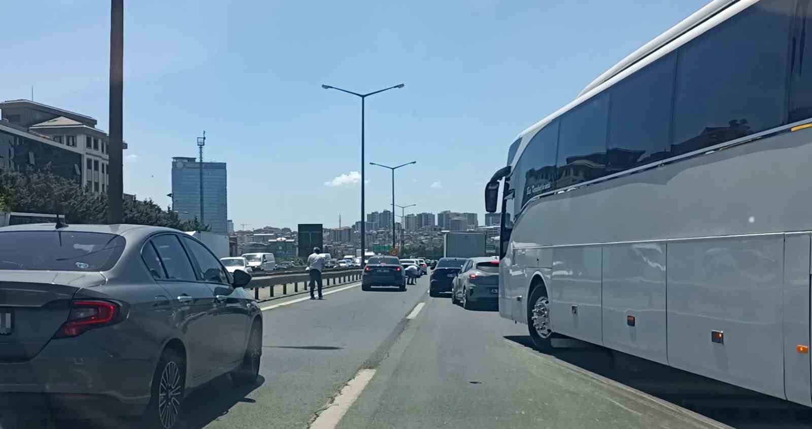 TEM&rsquo;de para g&ouml;t&uuml;ren motokurye d&uuml;şt&uuml;, yola sa&ccedil;ılanları vatandaşlar topladı