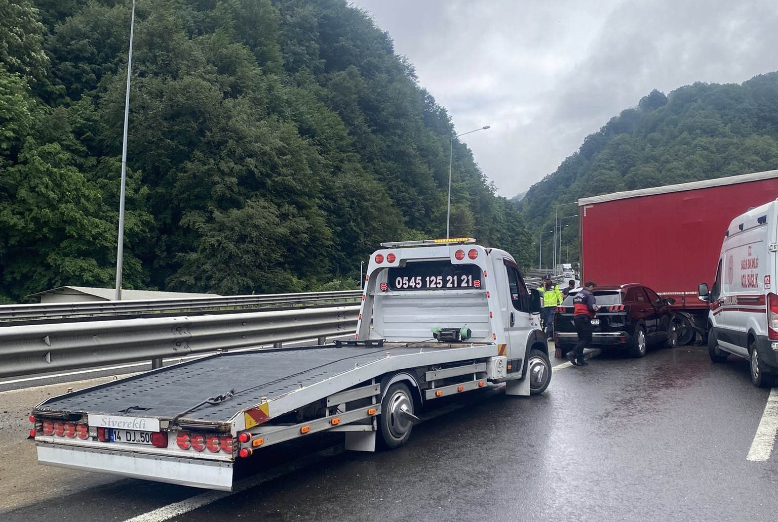 TEM Otoyolu&rsquo;nda tırdan ayrılan dorseye otomobil &ccedil;arptı: 2 yaralı