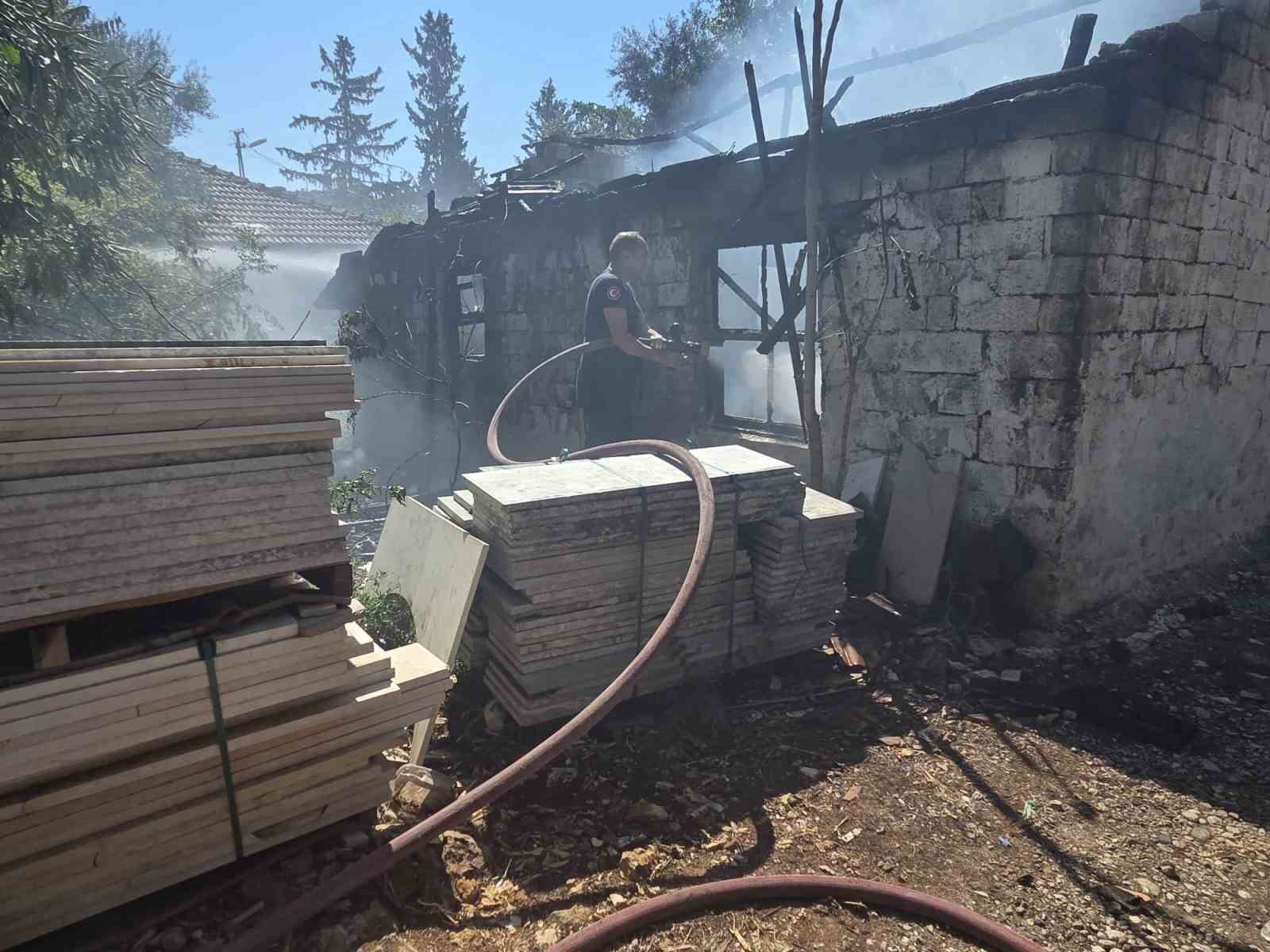 Metruk gecekonduda &ccedil;ıkan yangın korkuttu