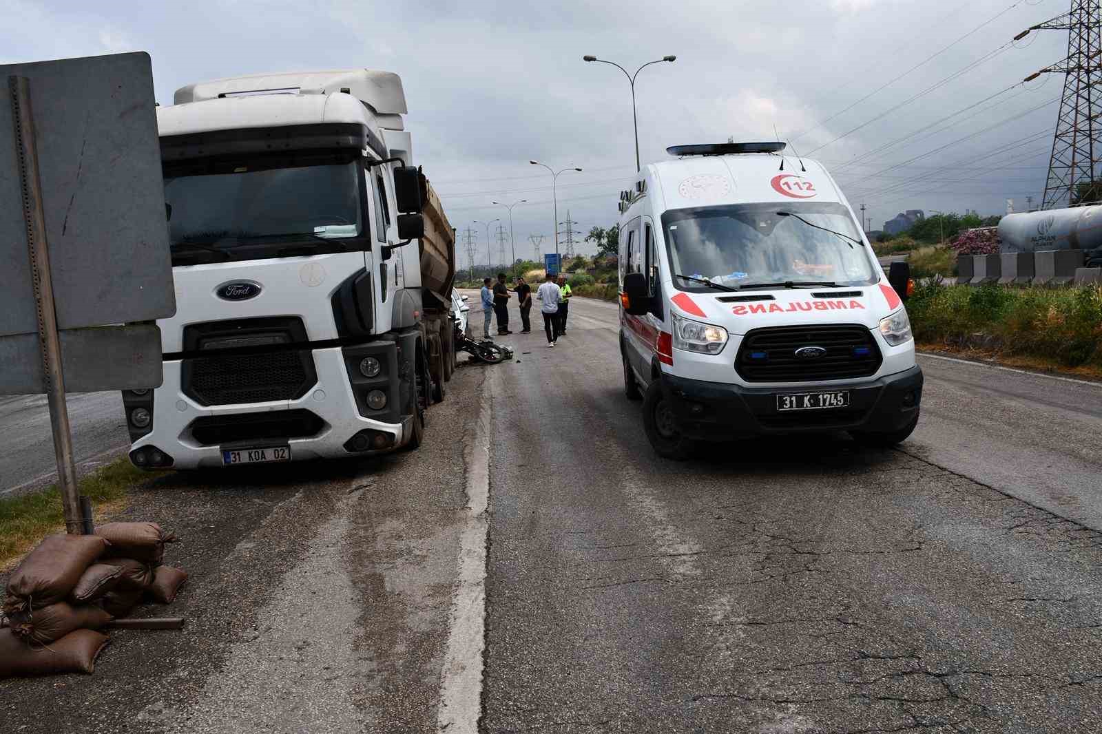 Hafriyat kamyonuyla &ccedil;arpışan motosikletin s&uuml;r&uuml;c&uuml;s&uuml; yaralandı