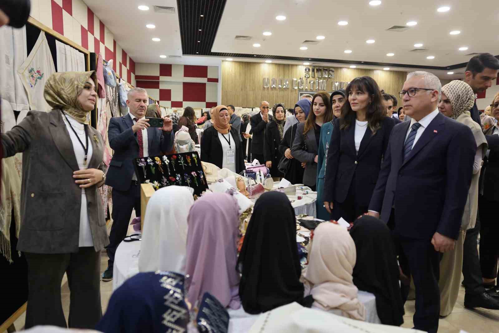 Sivas&rsquo;ta hayat boyu &ouml;ğrenme sergisi a&ccedil;ıldı