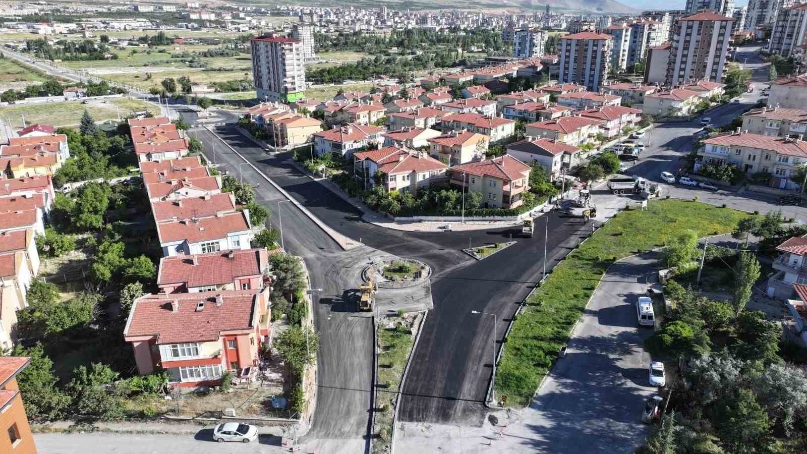 Niğde&rsquo;de altyapısı tamamlanan yollar sıcak asfaltla yenileniyor