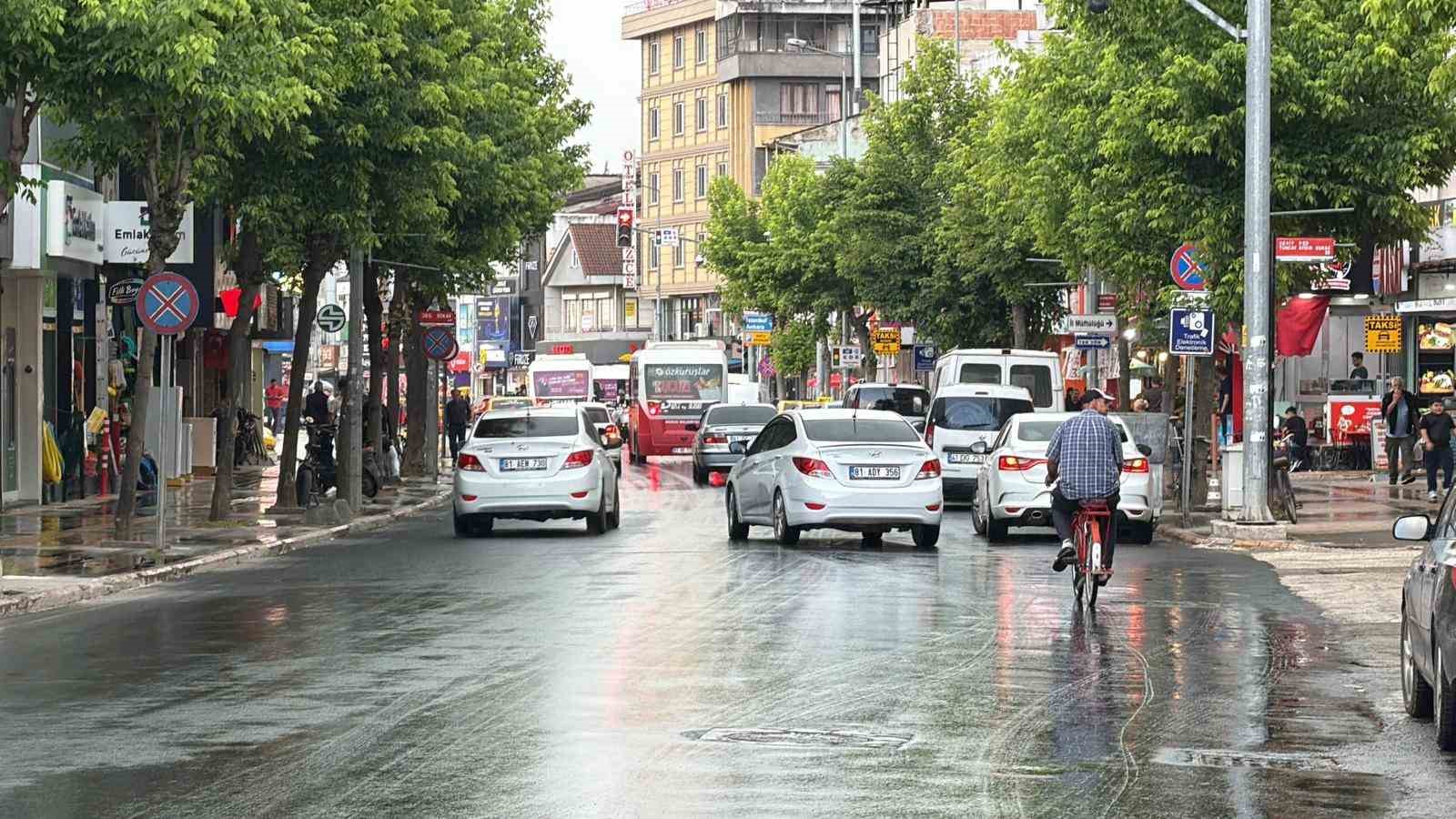 D&uuml;zce&rsquo;de bunaltan sıcakların ardından yağan yağmur serinletti
