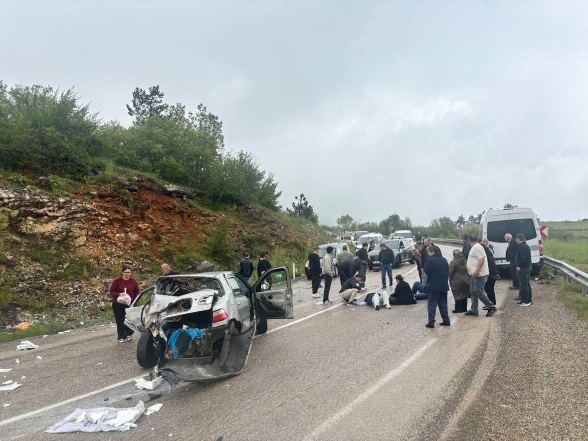 Karab&uuml;k&rsquo;te 6 kişinin yaralandığı kazanın g&ouml;r&uuml;nt&uuml;s&uuml; ortaya &ccedil;ıktı