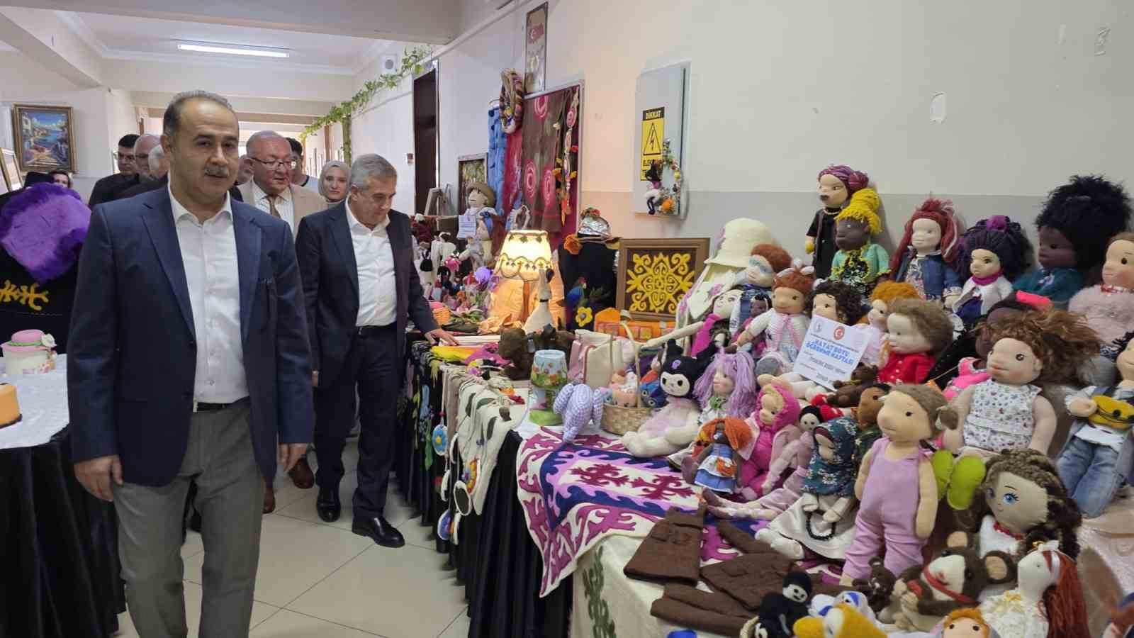 Bandırma&rsquo;da hayat boyu &ouml;ğrenme şenliği ve yılsonu sergisi a&ccedil;ıldı