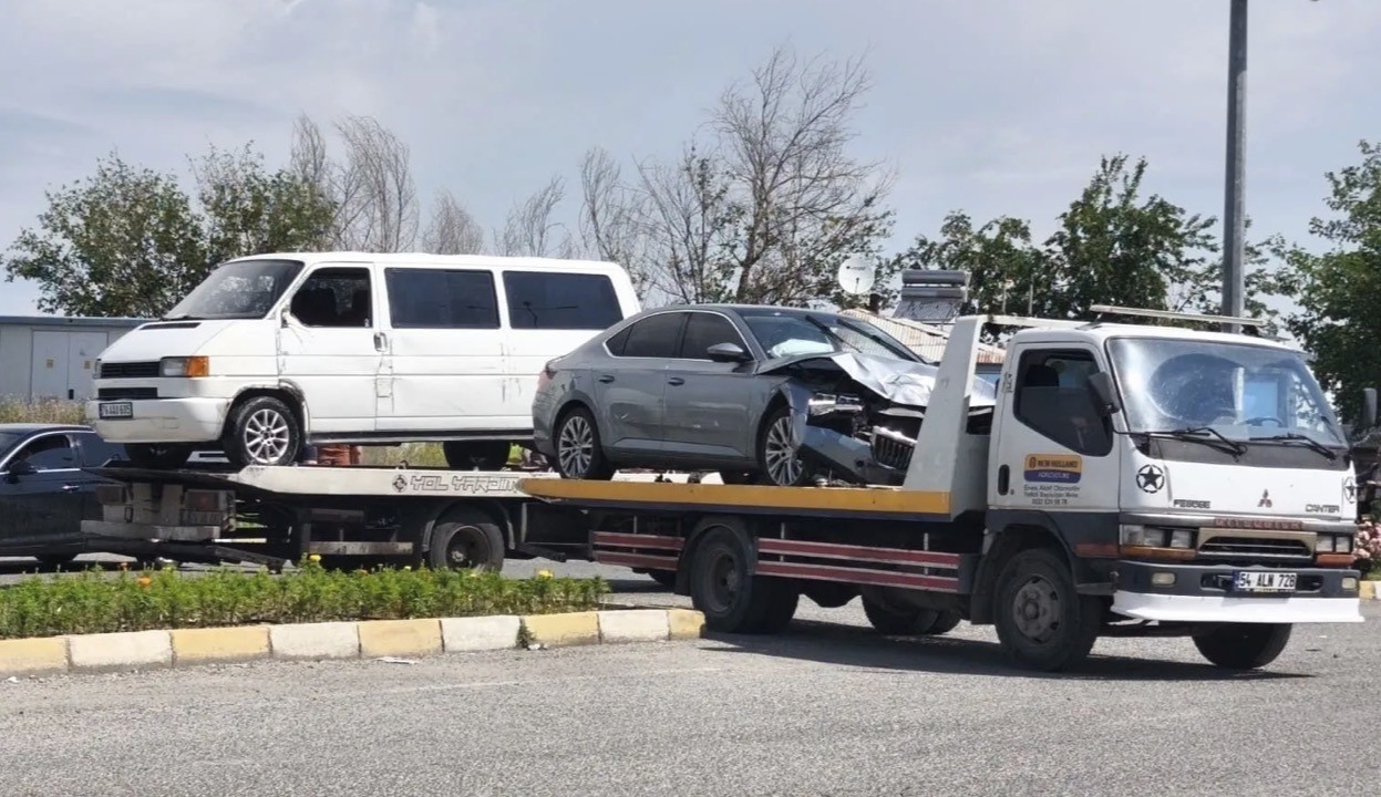 Iğdır&rsquo;da ara&ccedil;lar &ccedil;arpıştı: 4 yaralı