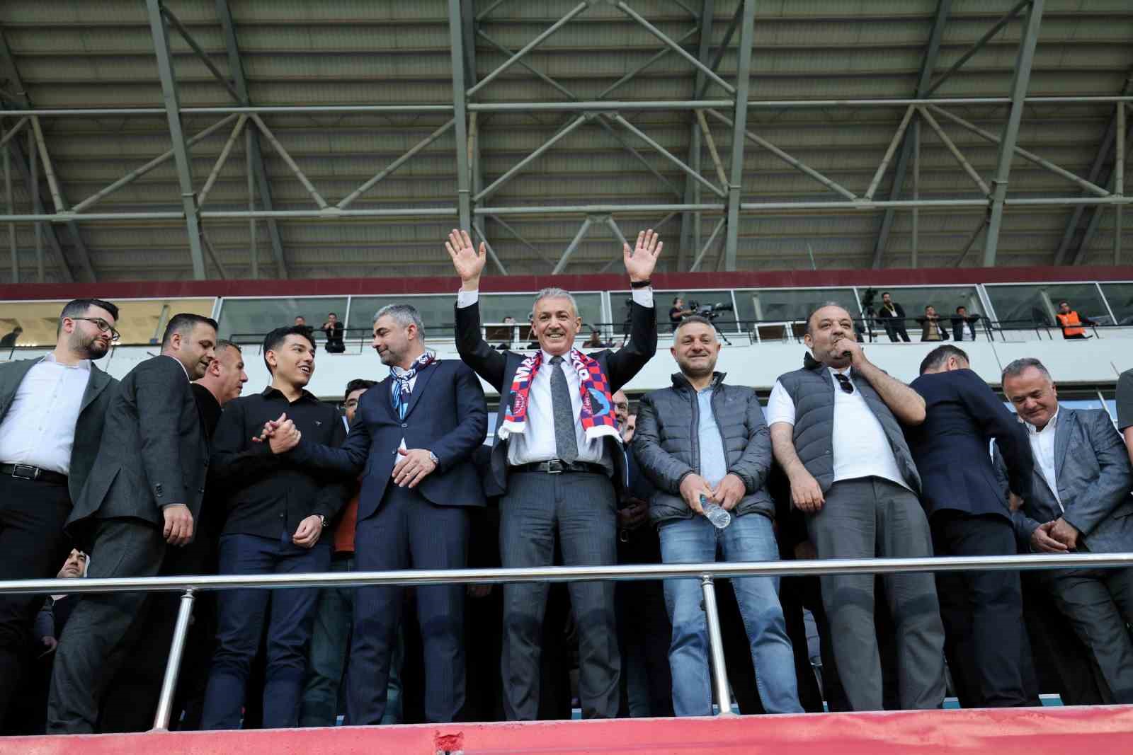 Elazığlı Vali Akkoyun&rsquo;a &rsquo;Babalar s&ouml;z&uuml;n&uuml; tutar&rsquo; jesti