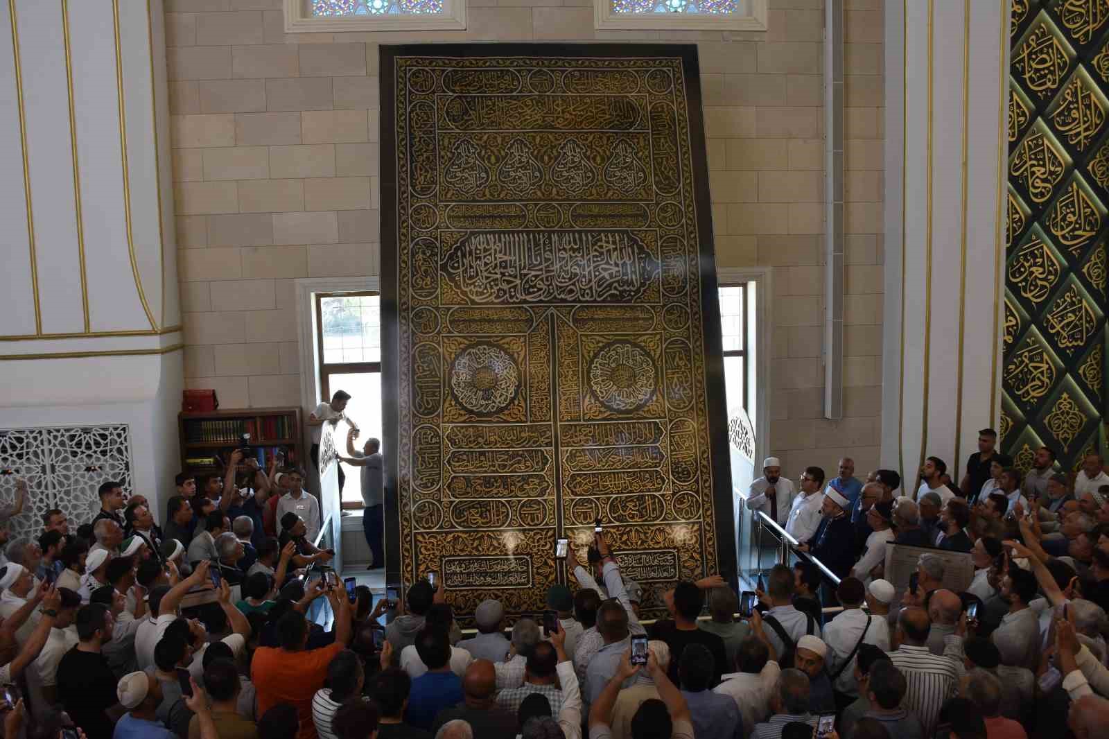 Kabe&rsquo;nin kapı &ouml;rt&uuml;s&uuml; Millet Cami ve K&uuml;lliyesi&rsquo;nde sergileniyor