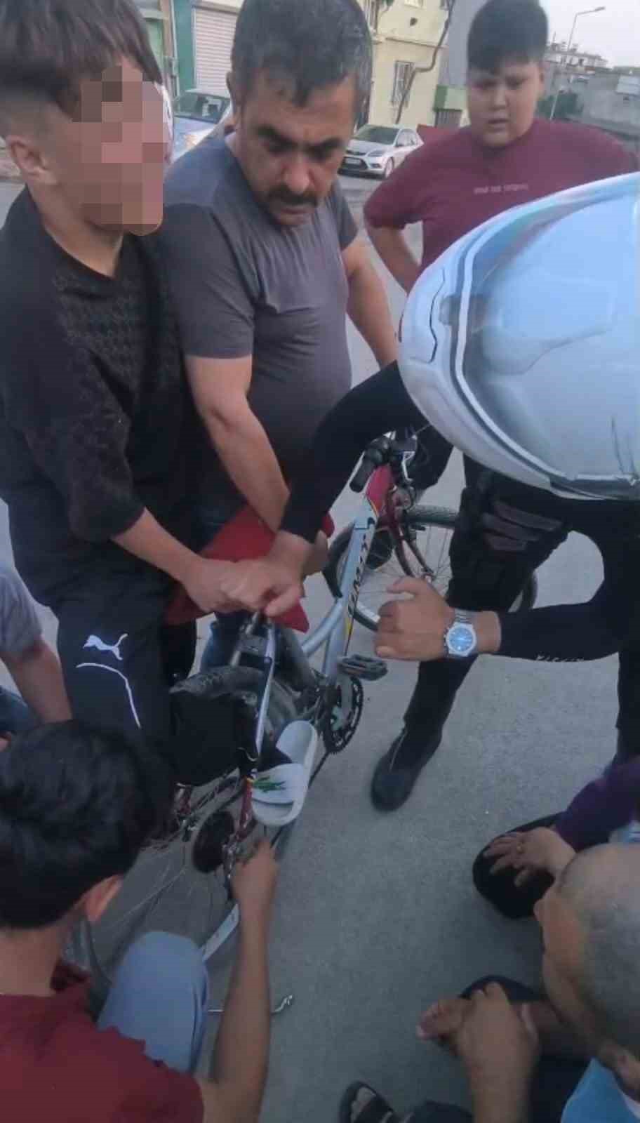 Ayağı bisiklete sıkışan &ccedil;ocuğun yardımına Yunus polisleri yetişti
