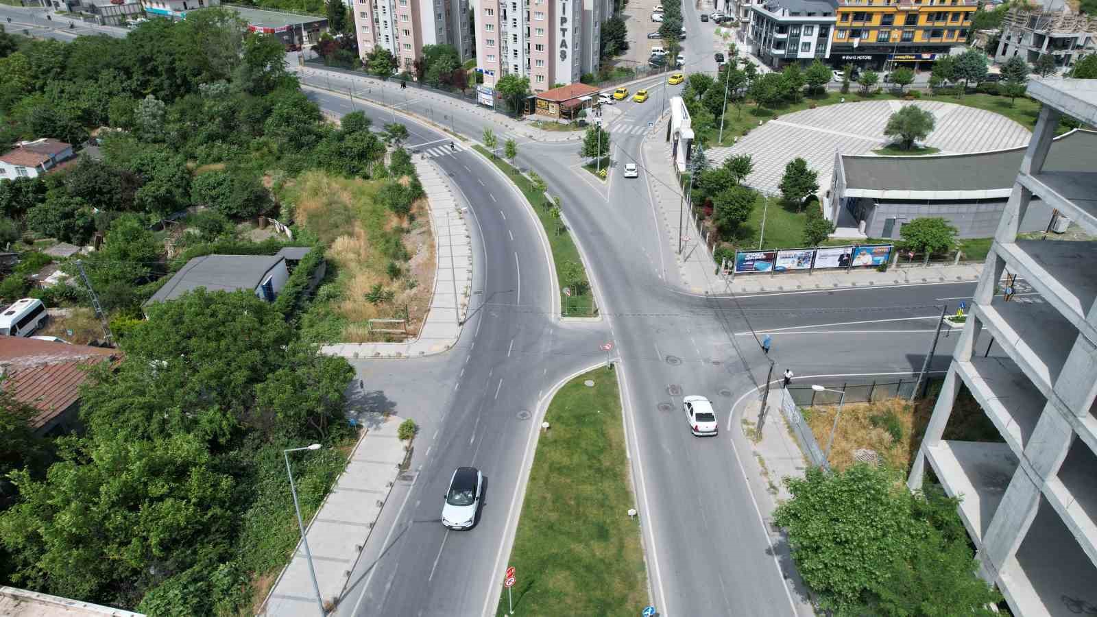 Arnavutk&ouml;y&rsquo;de tehlikeli kavşak vatandaşları isyan ettirdi
