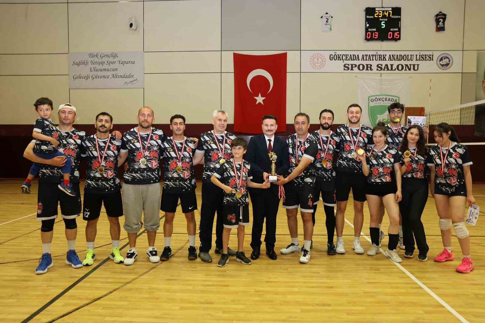 G&ouml;k&ccedil;eada&rsquo;da 7. geleneksel voleybol turnuvası d&uuml;zenlendi