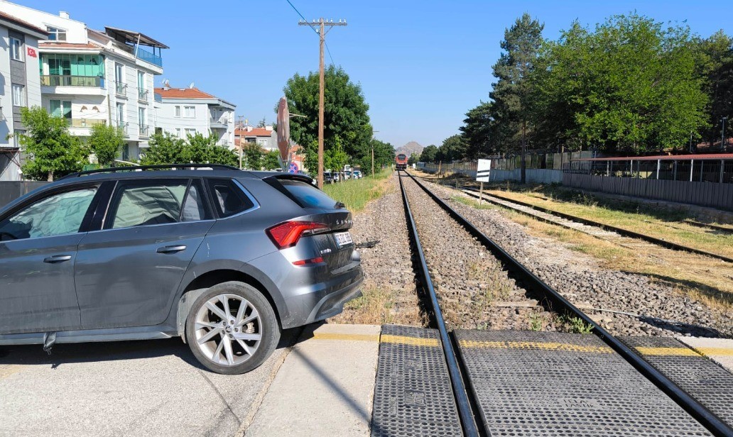 Trenin &ccedil;arptığı otomobilin s&uuml;r&uuml;c&uuml;s&uuml; yaralandı