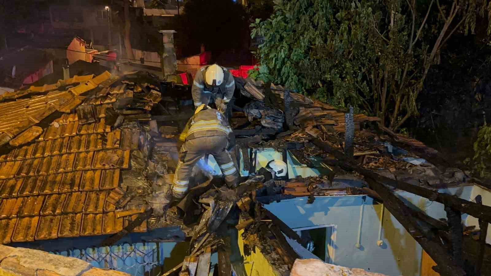 Gaziosmanpaşa&rsquo;da 3 gecekondu alevlere teslim oldu