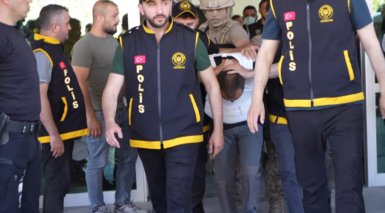 Eşini odunla d&ouml;verek &ouml;ld&uuml;ren şahıs yakalandı