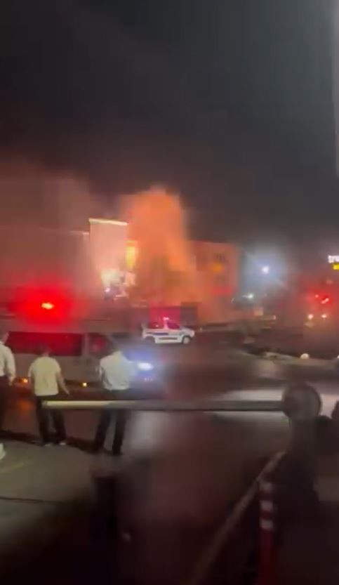 K&uuml;&ccedil;&uuml;k&ccedil;ekmece&rsquo;de trafo bomba gibi patladı