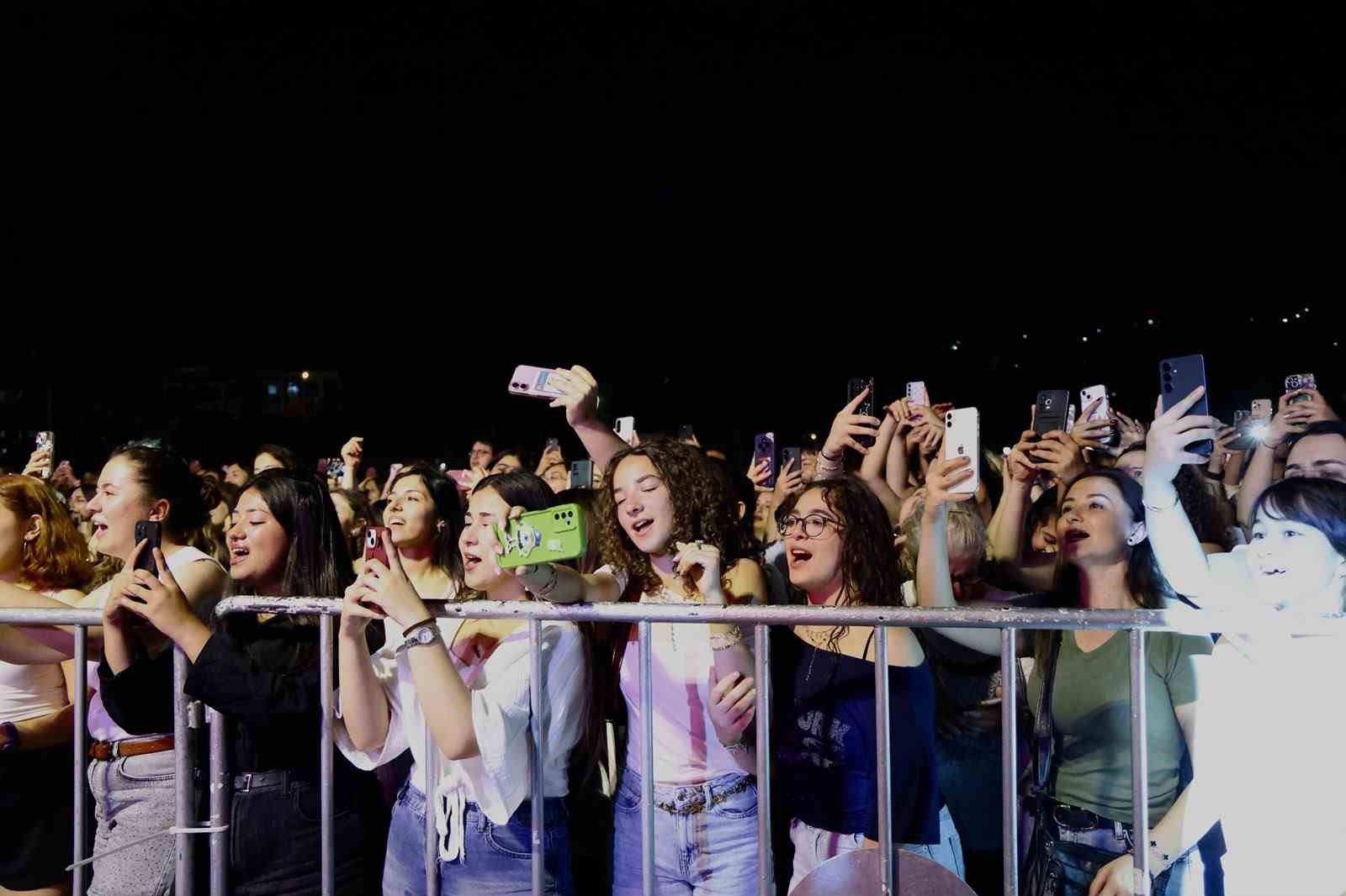 Aydın B&uuml;y&uuml;kşehir&rsquo;in &lsquo;Yaza Merhaba&rsquo; etkinliği Aydilge konseri ile başladı