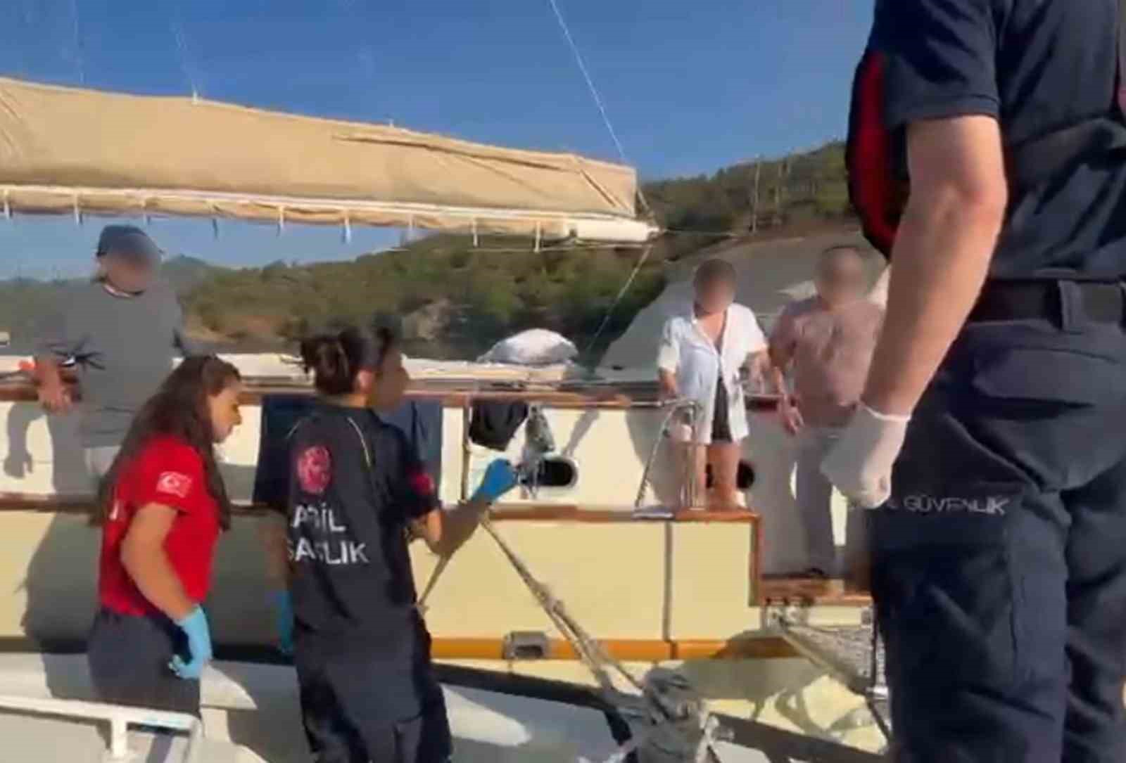 &Ouml;zel teknelerde rahatsızlanan iki vatandaşa tıbbi tahliye