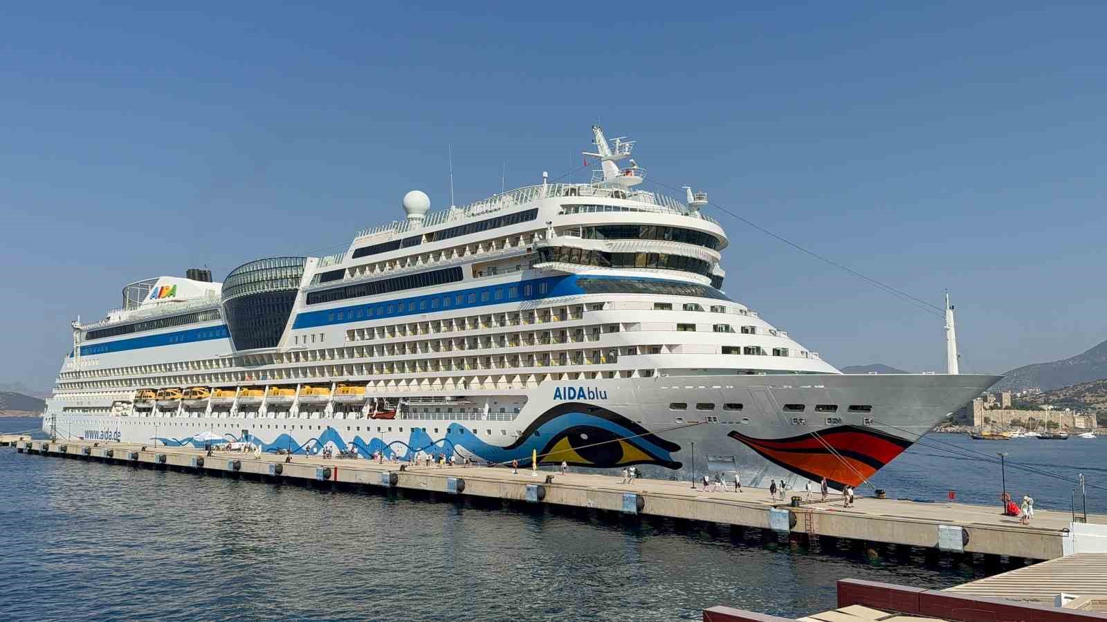 Alman turistleri taşıyan dev kruvaziyer Bodrum&rsquo;a demirledi