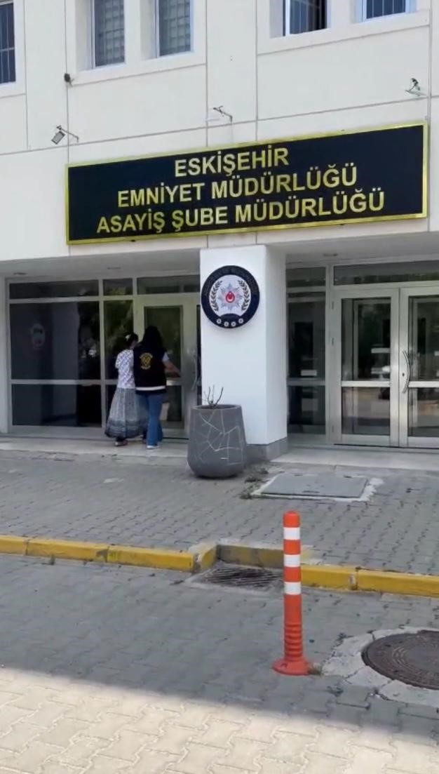 Eskişehir&rsquo;de 3 evden 1 milyon 20 bin TL&rsquo;lik hırsızlık yapan 2 kadın tutuklandı