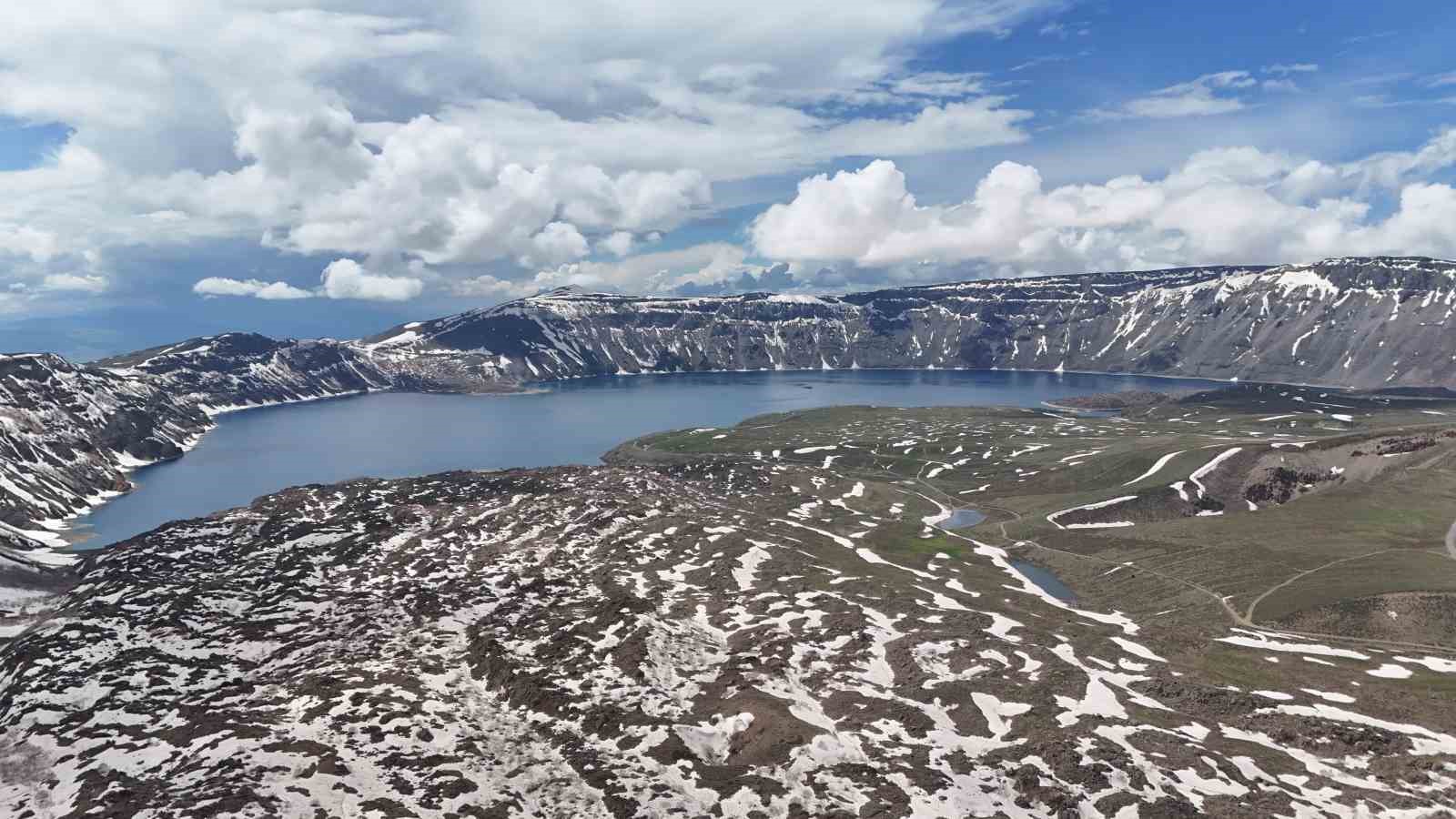 İki mevsimin bir arada yaşandığı Nemrut Krateri b&ouml;yle g&ouml;r&uuml;nt&uuml;lendi