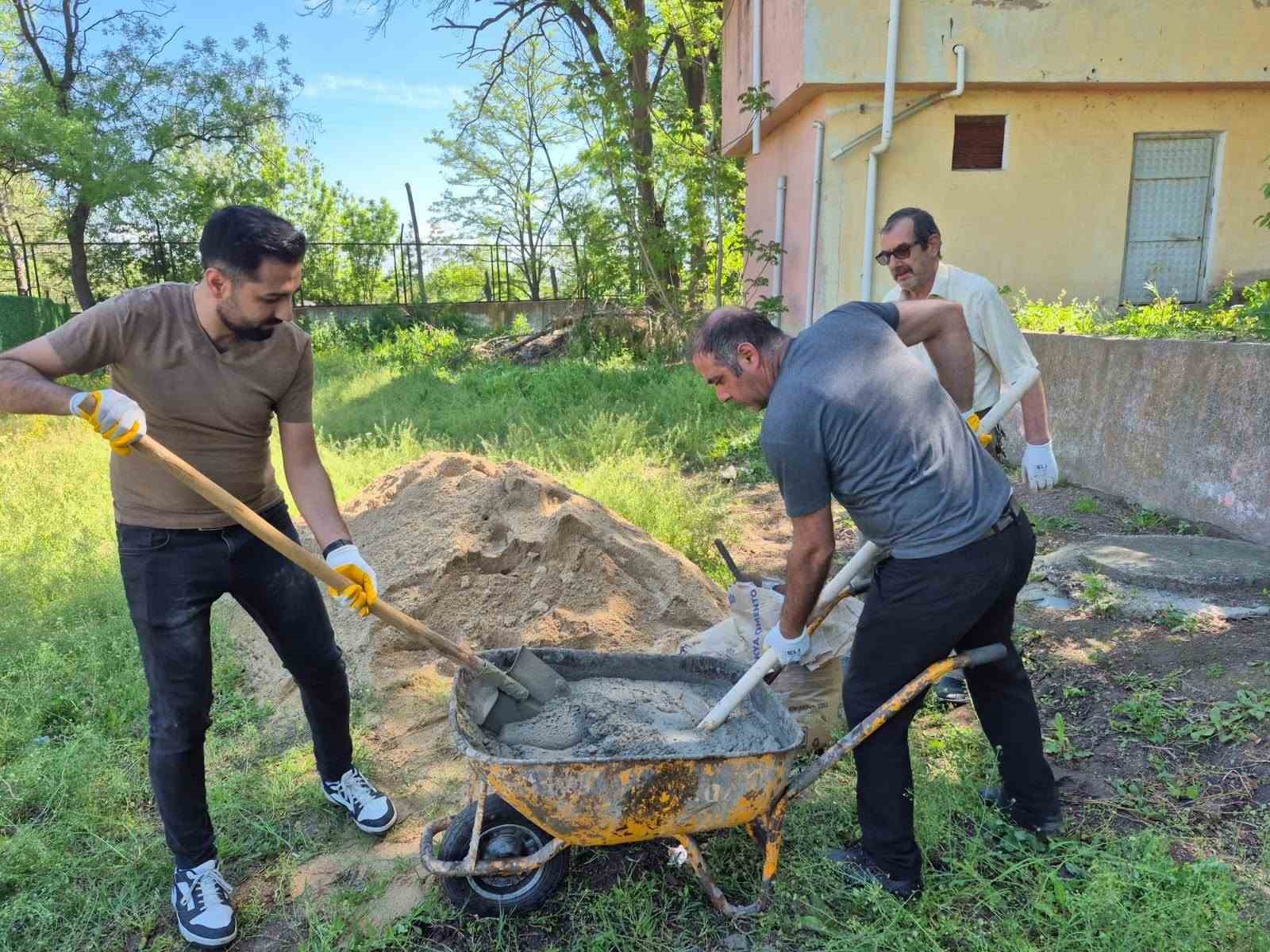 Milli Eğitim Şube M&uuml;d&uuml;r&uuml; Yıldırım, okulun boya ve tadilatını kendi elleriyle yaptı