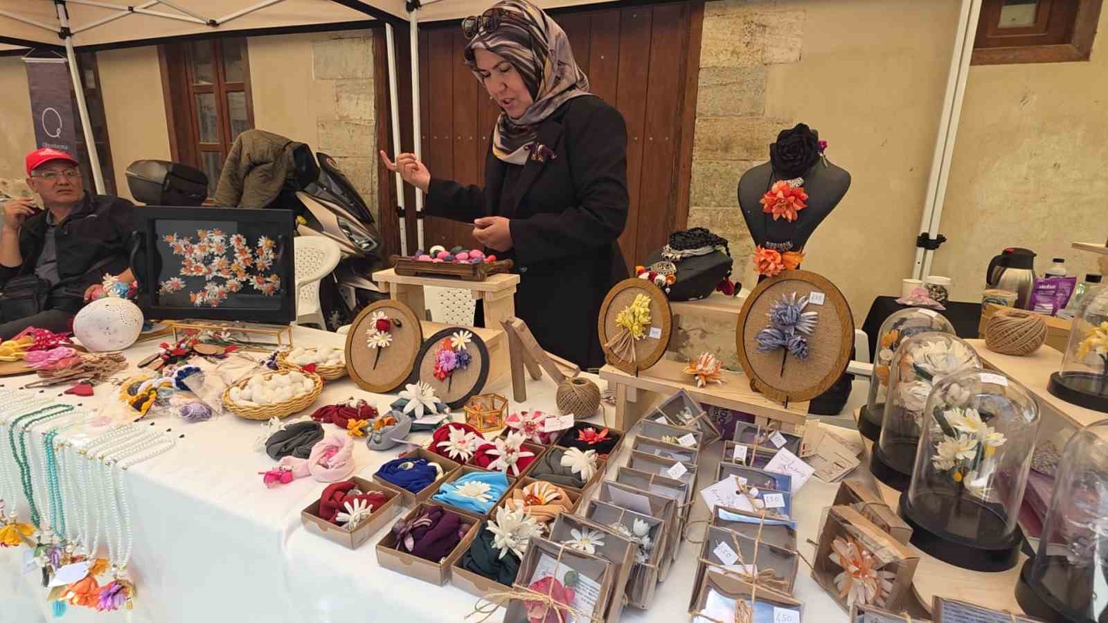 Sanat&ccedil;ı Nuray Taşkıran "Mor Cepken" geleneğini ipek kozalarla geleceğe taşıyor