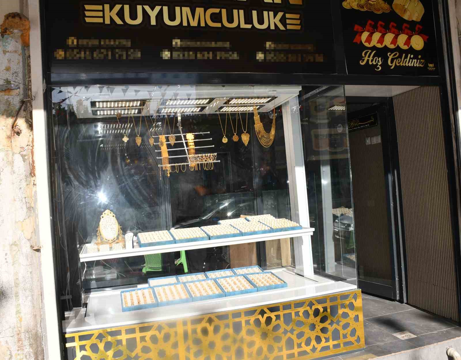 Sahibinden ka&ccedil;an dana kuyumcu d&uuml;kk&acirc;nına girdi