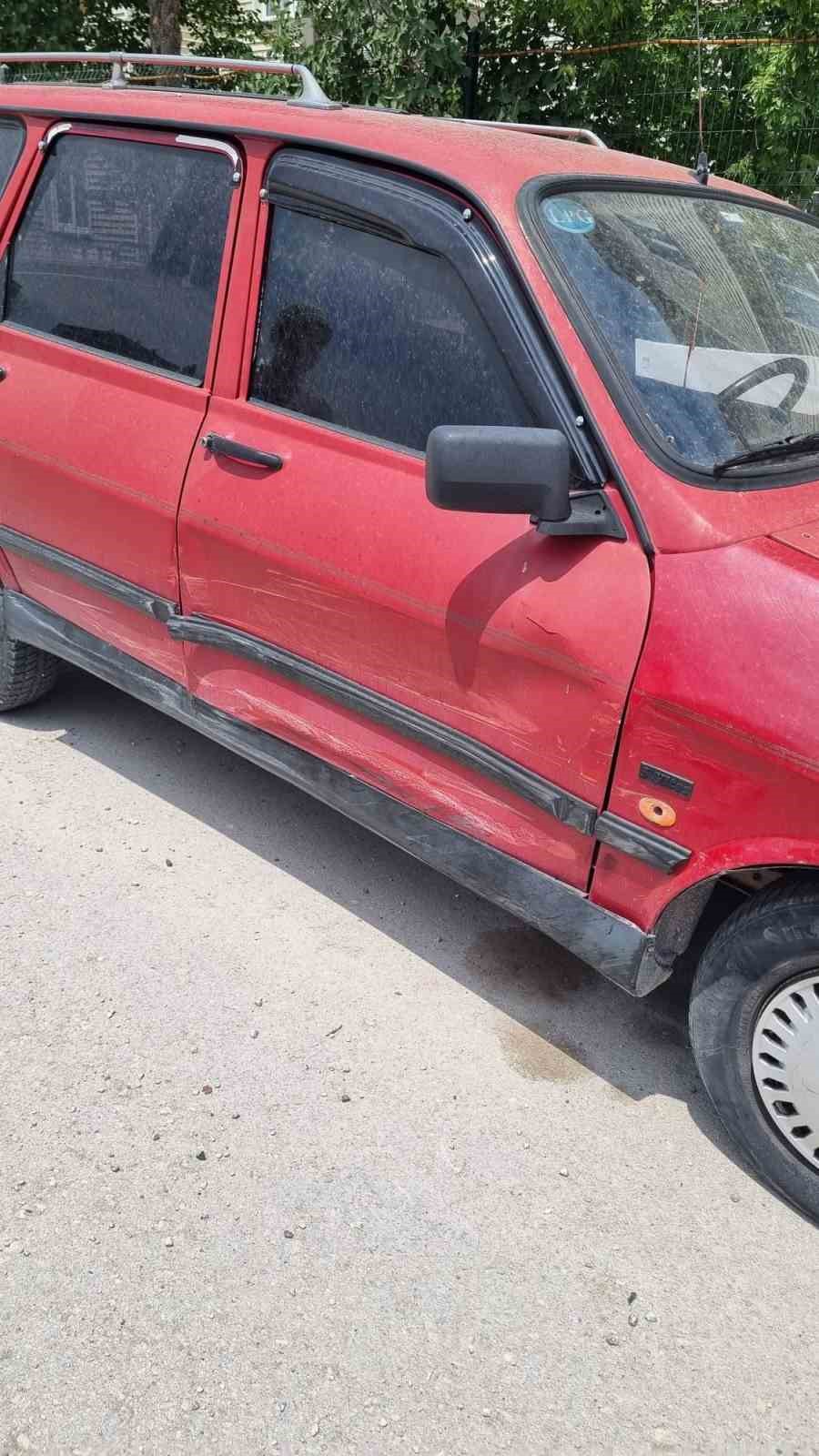 Boş caddede park halindeki araca &ccedil;arptılar, arkalarına dahi bakmadılar
