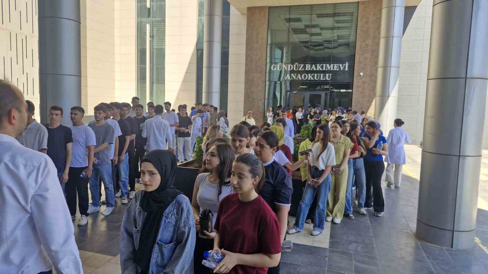 Gaziantep B&uuml;y&uuml;kşehir&rsquo;den sınava hazırlanan &ouml;ğrencilere YKS tatbikatı