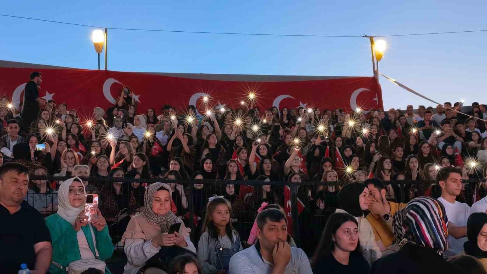 1100 yıl &ouml;nceki gelenekle mezun oldular
