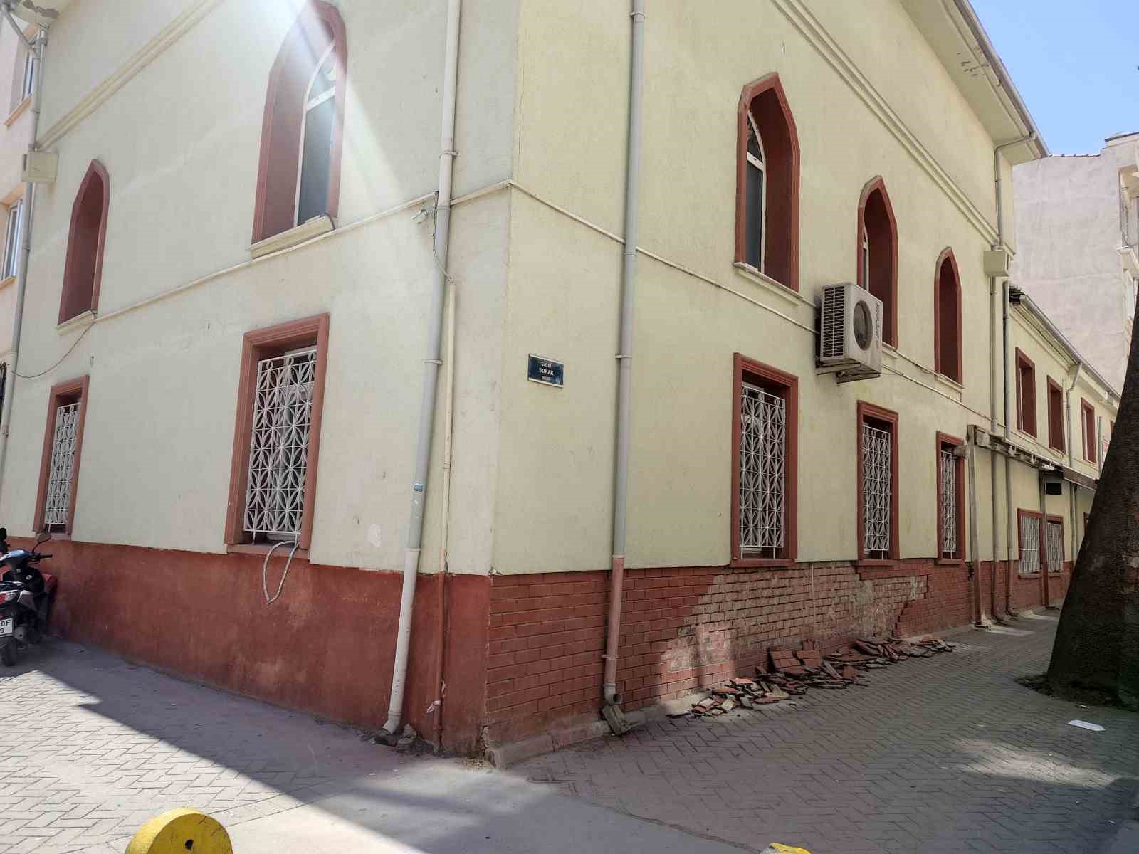 Eskişehir&rsquo;de cami duvarının dekoratif tuğlaları deforme olup kaldırıma d&ouml;k&uuml;ld&uuml;