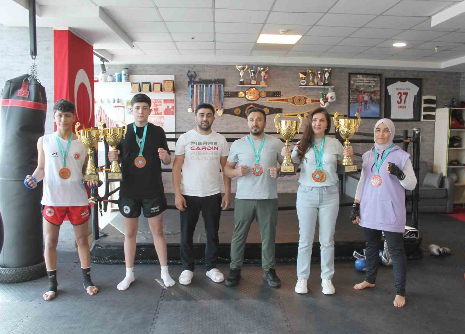 Sivaslı kick boks&ccedil;ular, D&uuml;nya Kupası&rsquo;na damga vurdu