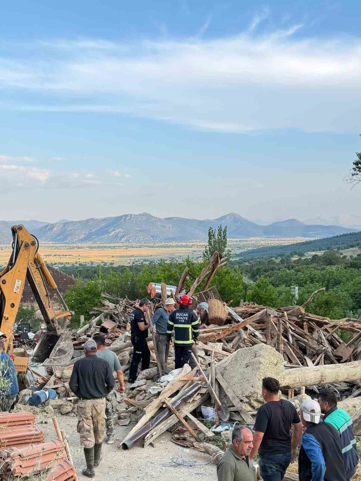Burdur&rsquo;da kerpi&ccedil; ev &ccedil;&ouml;kt&uuml;: 2 kişi yaralandı, enkaz altındaki b&uuml;y&uuml;kbaş hayvan kurtarıldı