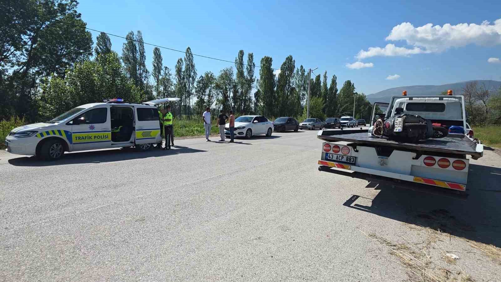 K&uuml;tahya&rsquo;da otomobil ile motosiklet &ccedil;arpıştı, s&uuml;r&uuml;c&uuml; ağır yaralandı