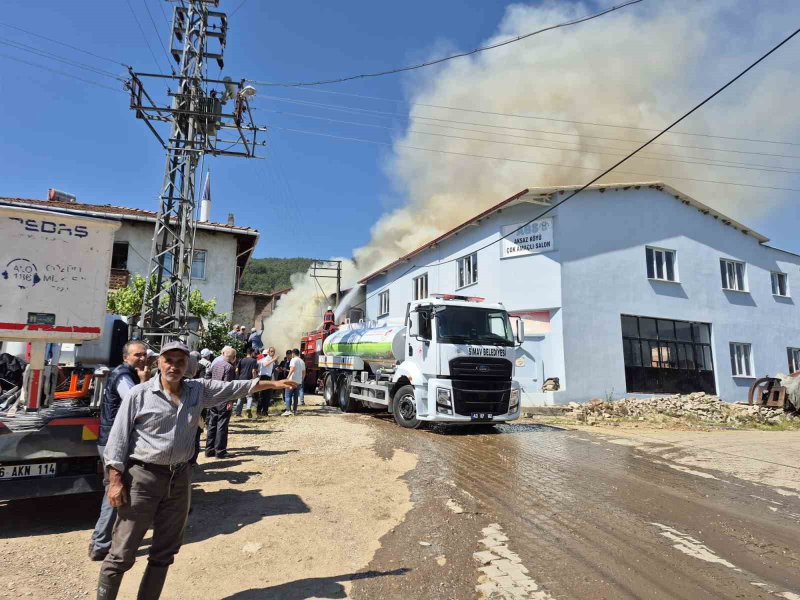 Simav Aksaz k&ouml;y&uuml;nde korkutan yangın