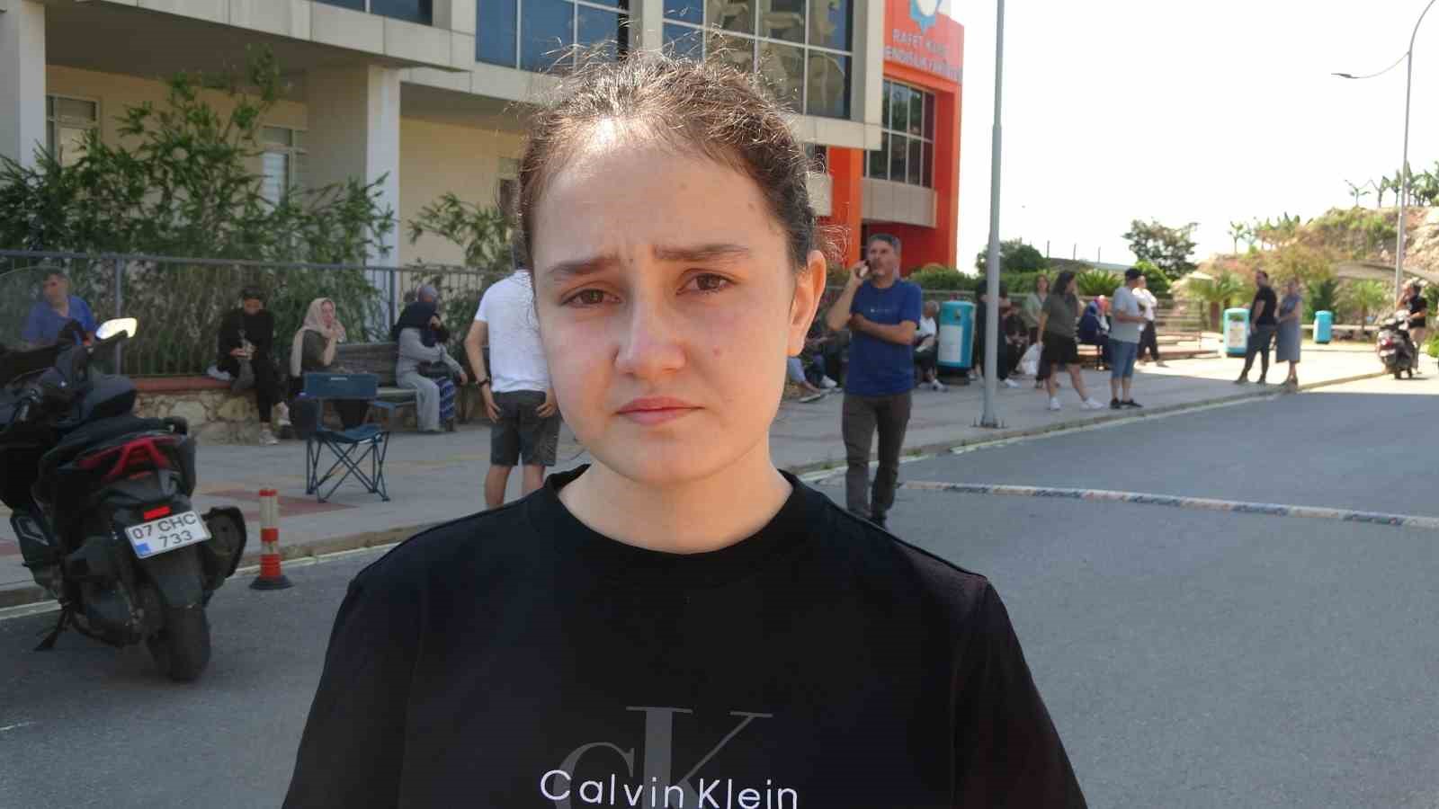 İkamet izin belgesinde uzun d&ouml;nem yazmayan Rus gen&ccedil; kızın g&ouml;zyaşları