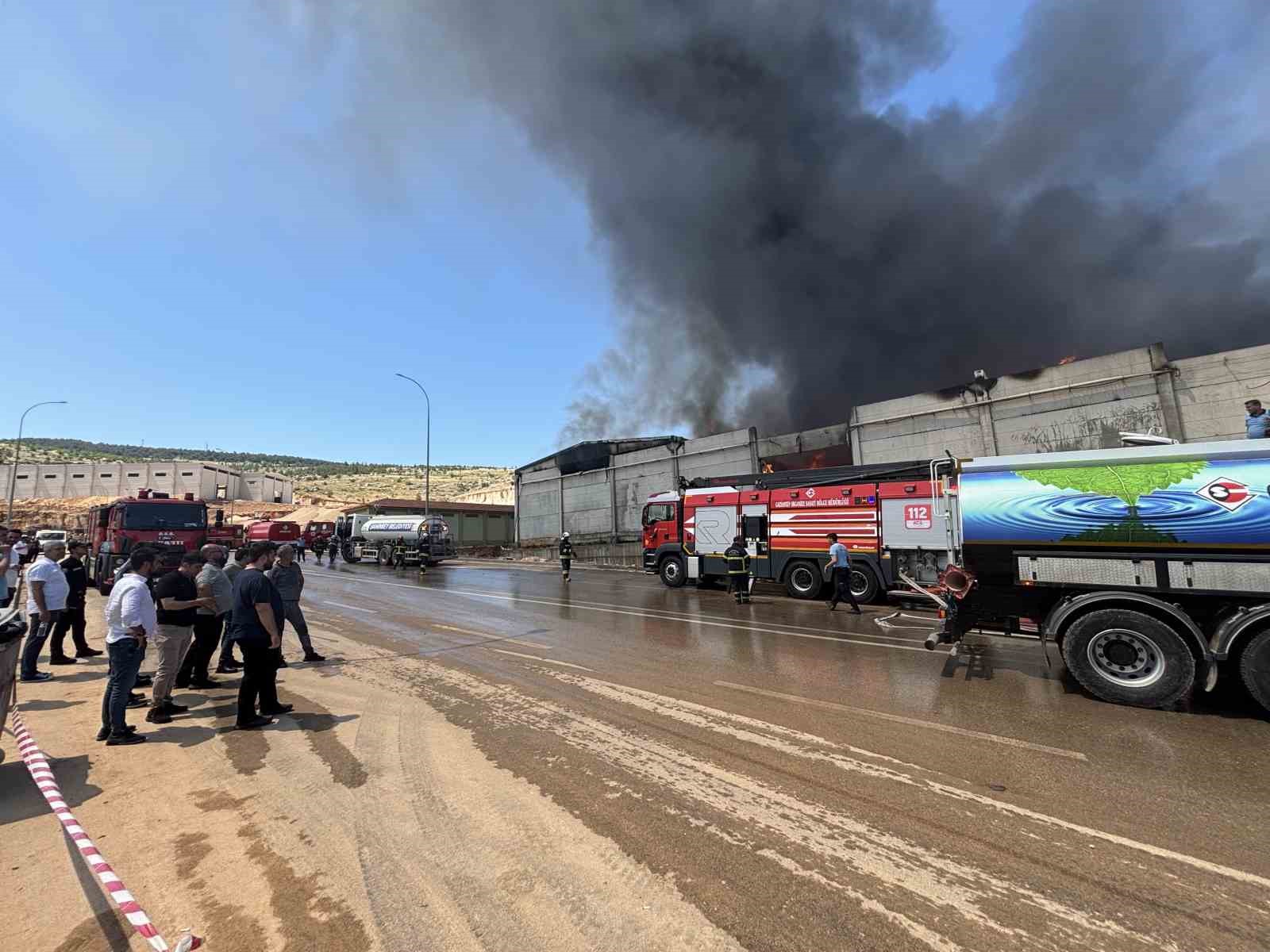 Gaziantep’te fabrika yangınına müdahale sürüyor