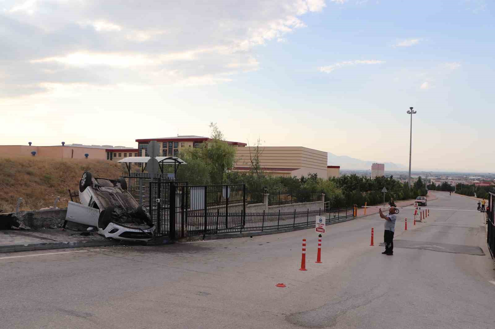 Karaman&rsquo;da takla atan otomobildeki 4 &uuml;niversite &ouml;ğrencisi yaralandı