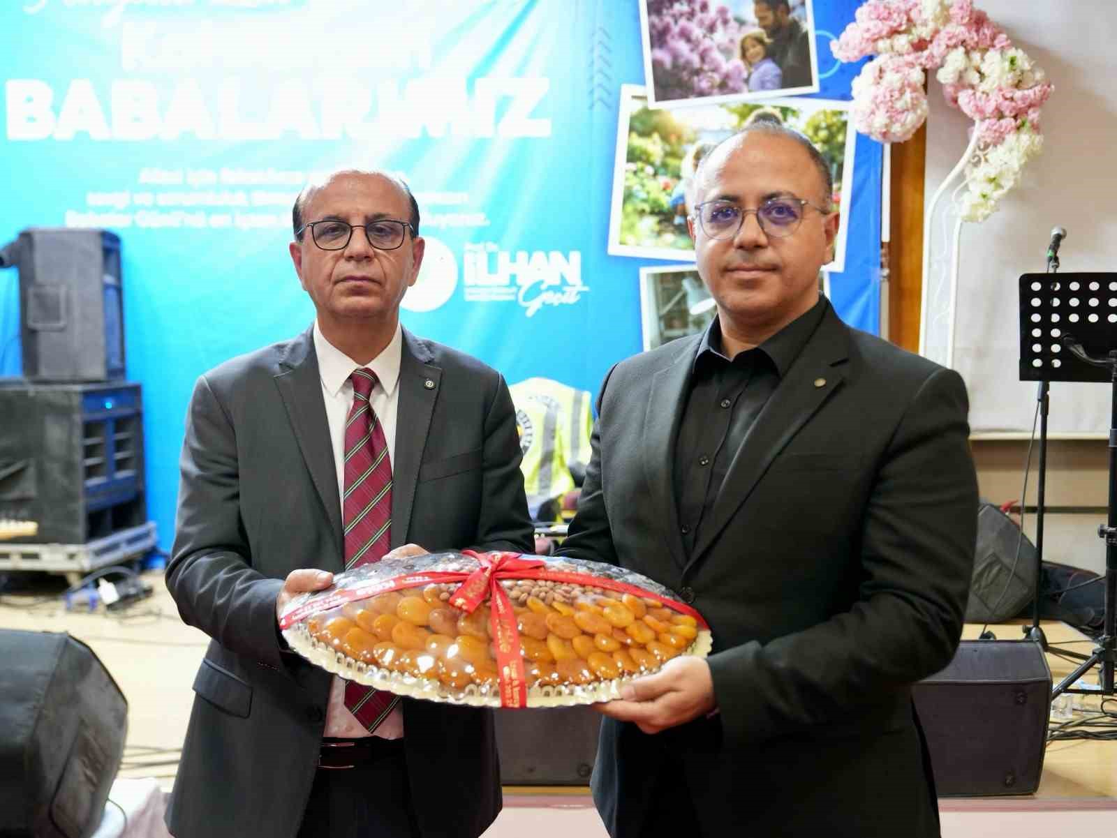 Yeşilyurt Belediyesinden mahalle muhtarlarına "Babalar G&uuml;n&uuml;" vefası