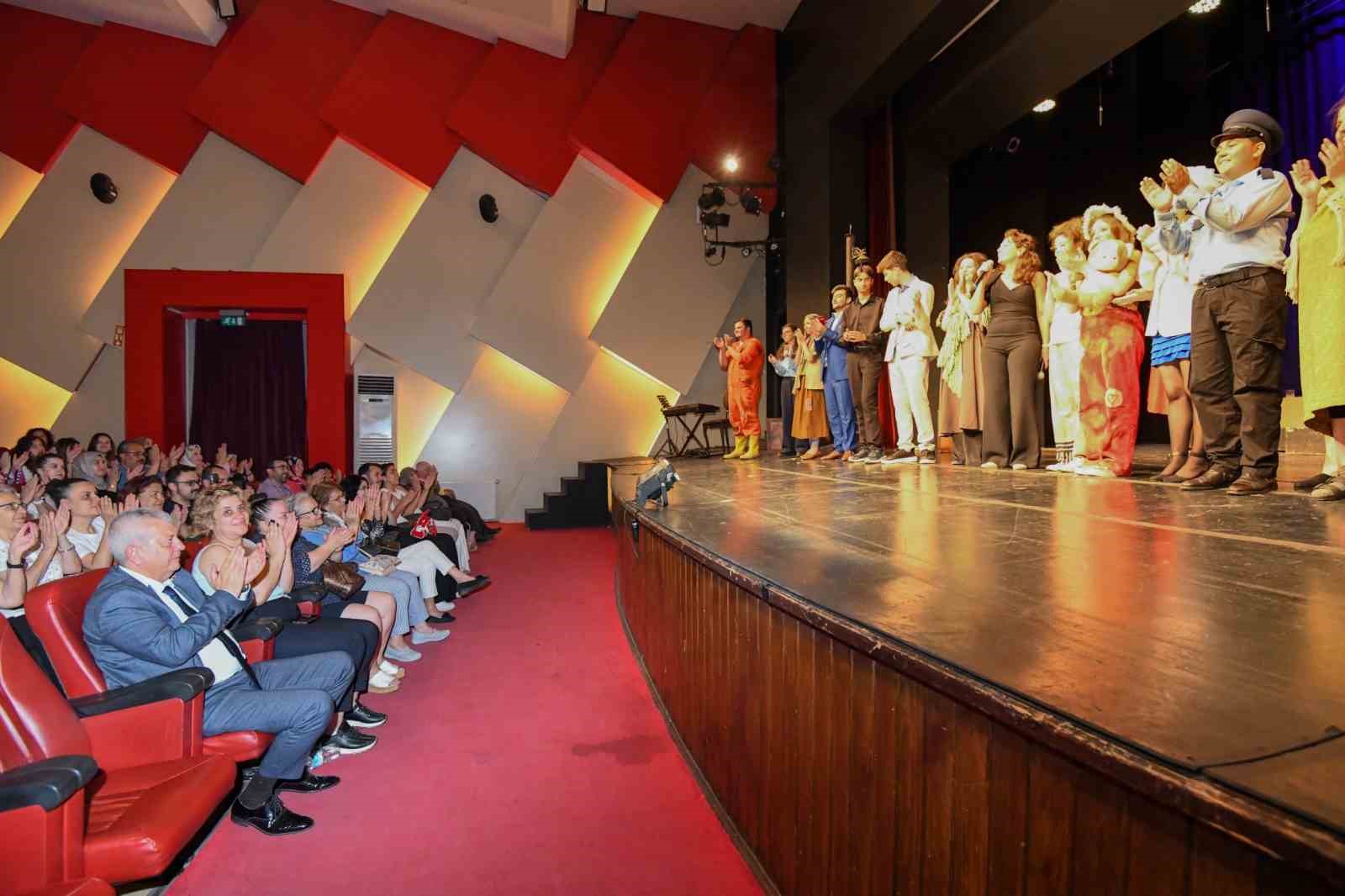 Osmangazi&rsquo;de gen&ccedil;lerin tiyatro performansı damga vurdu