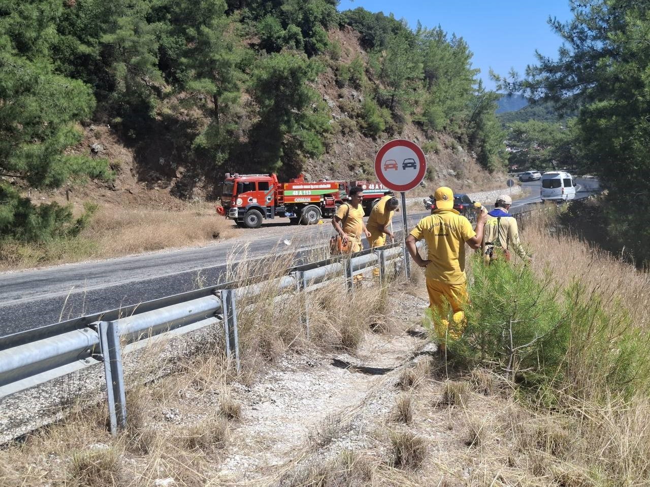 Marmaris&rsquo;te orman yangınlarına karşı yol kenarlarında yoğun mesai