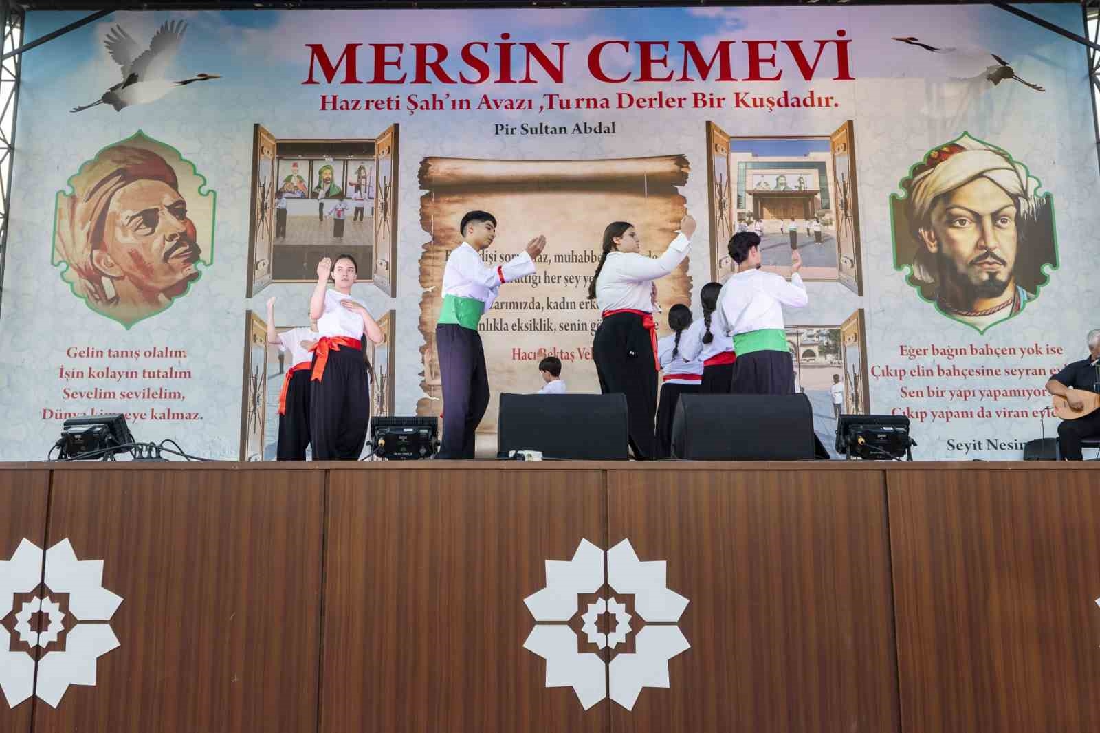 Mersin&rsquo;de geleneksel aşure programı yoğun katılımla d&uuml;zenlendi