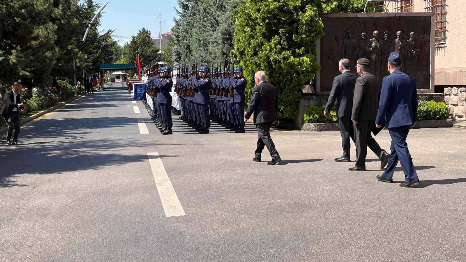 Bakan G&uuml;ler, Moğolistan Savunma Bakanı Damba ile bir araya geldi
