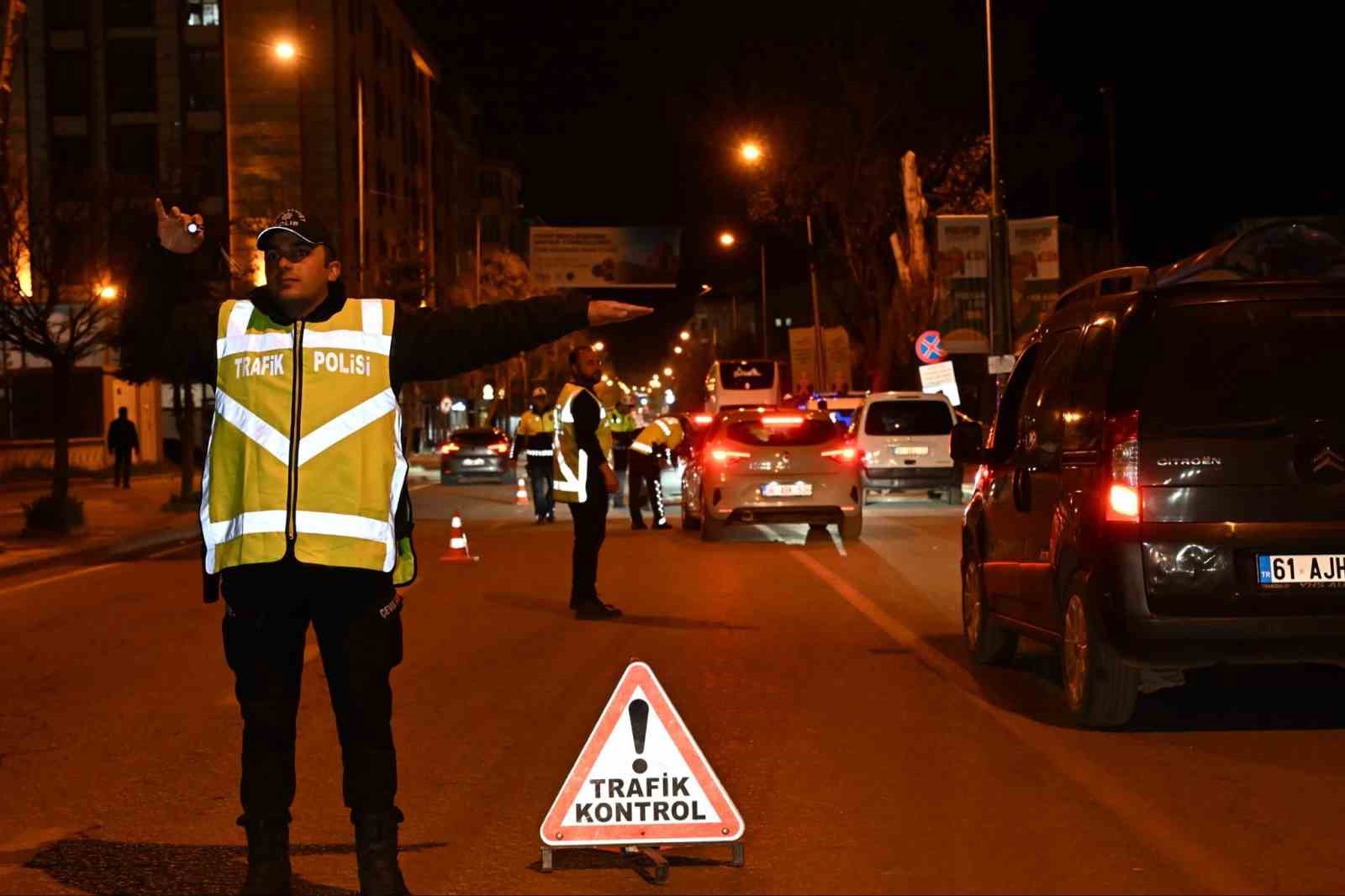Kars&rsquo;ta Bayram trafiğinde sıkı denetim: "Bir kural, Bir hayat kurtarır"