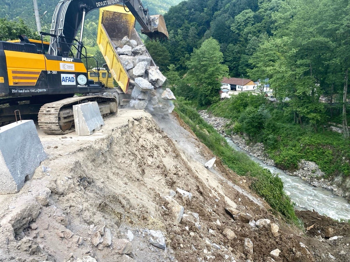 D&uuml;zce&rsquo;de aşırı yağışlar heyelana neden oluyor