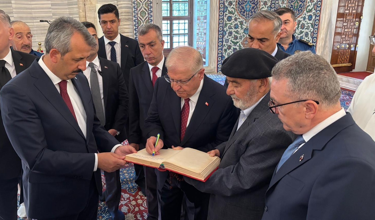 Bakan G&uuml;ler Selimiye Camii&rsquo;nde vatandaşlarla bayramlaştı