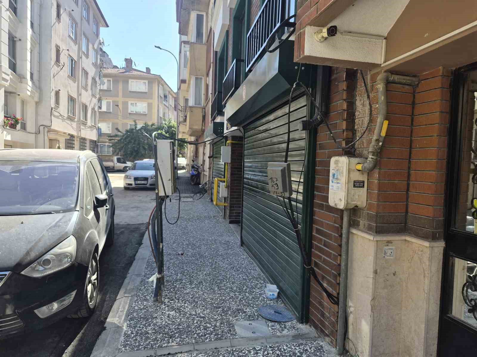 Eskişehir&rsquo;de kapağı a&ccedil;ık bırakılan elektrik panosu korkutuyor