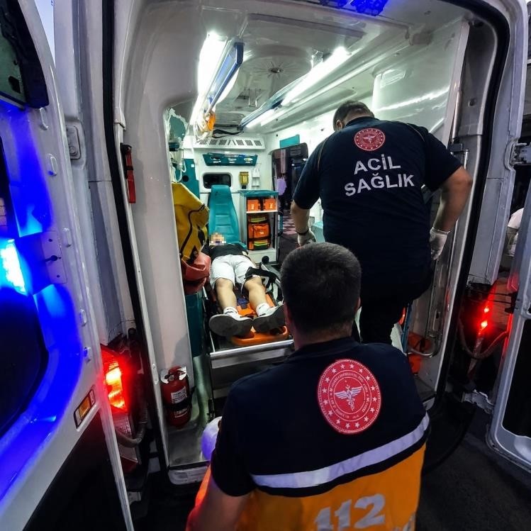 Yola d&ouml;k&uuml;len yağ kazaya sebep oldu: 1 yaralı
