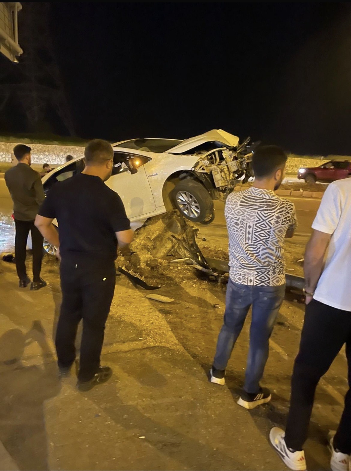 Aydınlatma direğine &ccedil;arpan otomobil, beton kaidesi &uuml;zerinde asılı kaldı